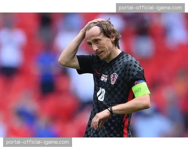 特写：37岁的莫德里奇替补登场策动绝杀，伯纳乌全场起立高呼其名