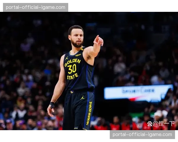 特写镜头：斯蒂芬·库里无球跑动两公里后命中关键三分