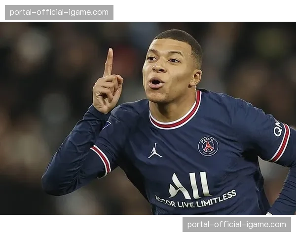 巴黎圣日耳曼进行封闭训练,姆巴佩参加合练有望首发出战 巴黎圣日耳曼进行封闭训练,姆巴佩参加合练有望首发出战